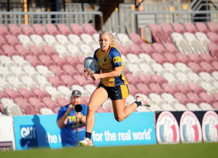 Queensland Reds squad selection Eva Doblo...on the fly to set up a grand final try for Bond University. Photo: Neha Kumar 