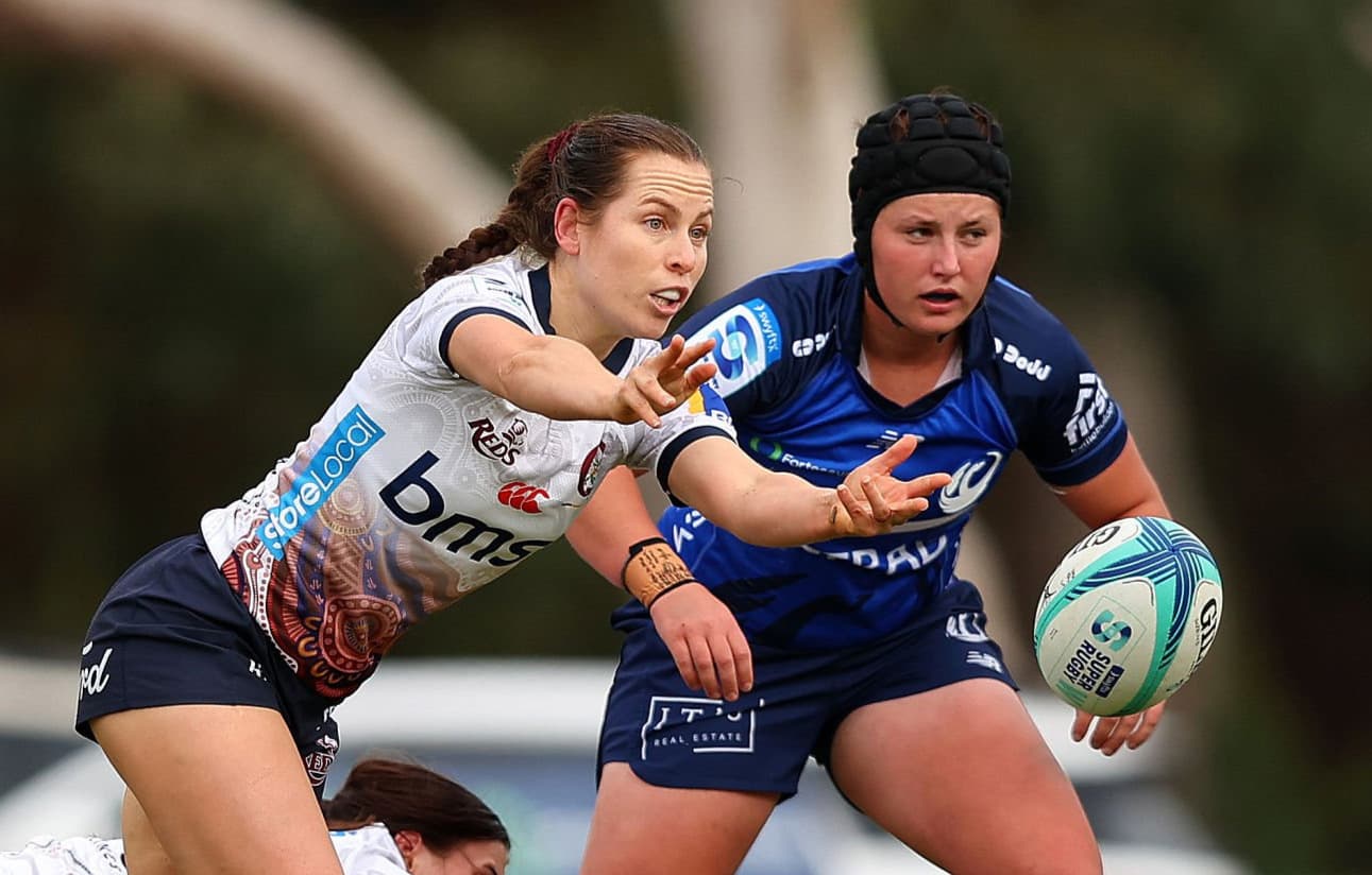 Reds halfback Sarah Dougherty clears the ball under the gaze of Force rival Samantha Wood. Photo: Paul Kane, Getty Images