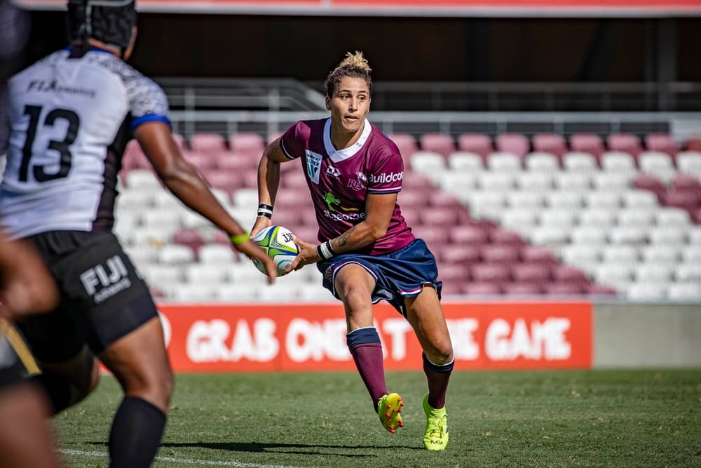 St.George Queensland Reds flyhalf Lavinia Gould looks to pass. Photo: Brendan Hertel/QRU